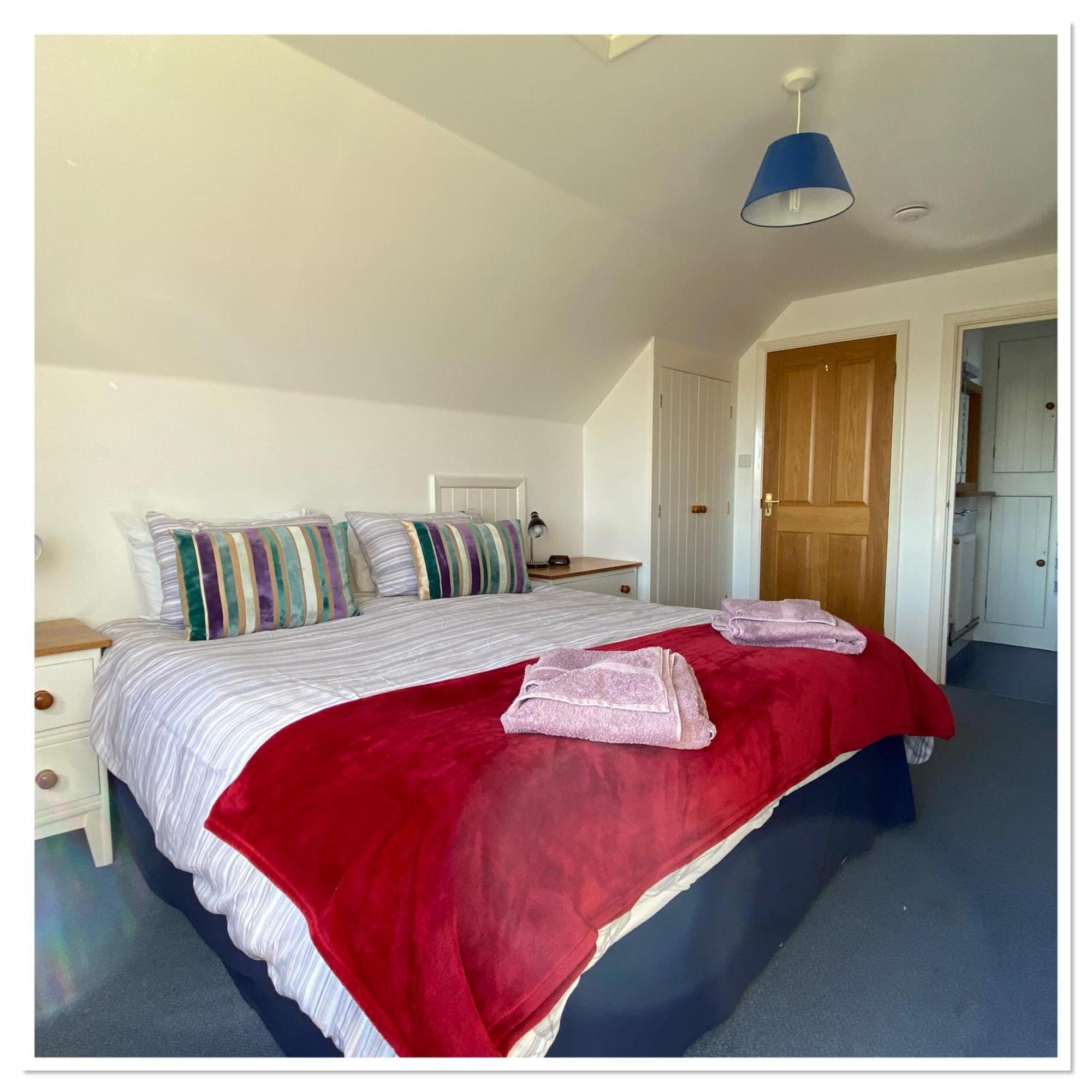 Three Gables, West Wight Village House, Sleeps 10 Newbridge  Kültér fotó